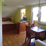 Apat Sostanj